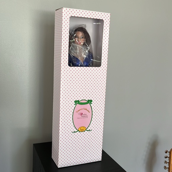 Kate Middleton “The Royal Engagement” Doll - Picture 9 of 9